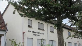 Das Oftersheimer Josefshaus vom Kirchgarten aus. Das katholische Gemeindezentrum schließt seine Türen bald für immer. Am 6. Juli soll hier eine Fotoausstellung zu seiner Geschichte zu sehen sein.