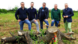 Im Norden von Schwetzingen entsteht eine in der Region einmalige Ausgleichsfläche für Insekten, Reptilien und Vögel: Darüber freuen sich Epple-Projektleiter Matthias Ohlheiser (v. l.), Ramón Eck (Stadtplanung und Klimaschutz), Landwirt Andreas Centmaier, Dr. Christoph Singer (Bioplan) und Erster Bürgermeister Matthias Steffan. Bild: Widdrat