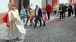 METADATEN aus dem DC-Upload-Tool:

Bildtext: 30.05.2024, Fronleichnam, Gottesdienst mit anschließender Prozession um St. Pankratius. Pfarrer Uwe Lüttinger (links). Bild: Lenhardt

Hochgeladen von:
Norbert & Dorothea Lenhardt / SZ Freie Mitarbeit (doro-lenhardt@t-online.de)

Bildrechte:
1.) Ich bin berechtigt, die hochgeladenen Bilder der Mediengruppe Dr. Haas GmbH zur Verfügung zu stellen. Die Bilder dürfen in den gedruckten Ausgaben des "Mannheimer Morgen", "Südhessen Morgen", "Bergsträßer Anzeiger", "Schwetzinger Zeitung/Hockenheimer Tageszeitung" sowie "Fränkische Nachrichten" inklusive deren Internetauftritte (www.mannheimer-morgen.de, www.bergstraesser-anzeiger.de, www.schwetzinger-zeitung.de und www.fnweb.de)
2.) Es wird ein vollumfängliches einfaches Nutzungsrecht ohne zeitliche Beschränkung eingeräumt.
3.) Ich versichere, dass die abgebildeten Personen einer entsprechenden Veröffentlichung zugestimmt haben. Die Bilder dürfen bearbeitet und archiviert werden.

4.) Die Bilder dürfen in Social-Media-Kanälen wie Facebook und Instagram genutzt werden.

Nutzung: Kostenpflichtig nutzbar

ID im DC-Upload-Tool: 41491