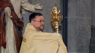 Pfarrer Christian Müller mit der Monstranz, die er nach der Eucharistiefeier zum Altar der Kirche trägt.