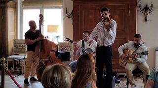 Sunny Franz an der Violine und Bobeye (v.l.), Sascha und Django Reinhardt beim Auftritt im Johann-Welde-Saal.