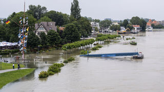 <p>Ein Bild aus dem Juli 2021: Damals ließen starke Regenfälle die Flüsse in Deutschland über die Ufer treten. Auch in Speyer trat der Rhein über die Ufer. <br></p>