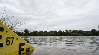Bild vom Juli 2021: Der Pegel Speyer zeigte einen Wasserstand von 660 cm mit stark steigender Tendenz.
