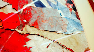Detailaufnahme der Schichtung einer Collage aus alten Plakaten.