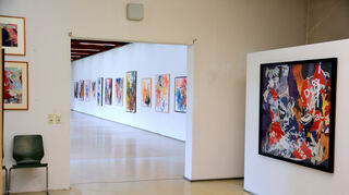 Die Weitläufigkeit des Xylon-Museums gibt den perfekten Rahmen für die leuchtstarken Bilder von Manfred Fuchs. Die Ausstellung sollten sich Kunstfreunde wirklich nicht entgehen lassen.