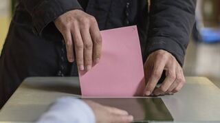 Insgesamt 31 Kreuzchen dürfen die Bürger am Wahlwochenende machen und dann die verschiedenen Wahlzettel in die Urnen werfen – manche wollen das lieber per Brief-wahl erledigen.