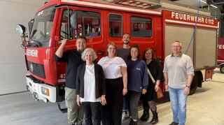 Grüne Kandidierenden bei der Besichtigung der neuen Fahrzeughalle: Alexander Mansel (v. l.), Monika Schroth, Carolin Bögle, Alexander Michl, Lisa Janßen, Silvia Mansel zusammen mit Kommandant Sascha Langlotz.