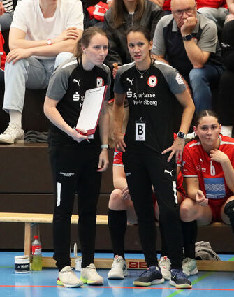 Trainerin Franziska Steil (rechts neben Co-Trainerin Esther Hermann) sieht im Relegationsspiel gegen Rostock das „wichtigste Spiel ihrer Karriere“.