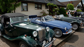Die Parade der Schönheiten – endlich bei Sonnenschein auch offen präsentiert in British-Racing-Green, Blau oder Schwarz. Wie immer ein Hingucker für die zahlreichen Besucher, die sich einen Bummel über die Ausstellungsstraße nicht entgehen lassen.