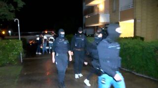 Mit Masken und laut Zeugen „schwer bewaffnet“ durchsuchten Ermittler des Landeskriminalamts am Freitagabend die Wohnung des Messerattentäters.