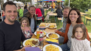 Sie lassen sich die kulinarischen Leckereien schmecken: die Familien Gosdinski und Dietrich aus Ketsch.