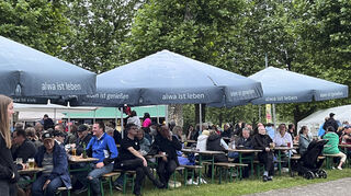 Unter den vielen Zelten haben die Besucher des Ketscher Maifestes Schutz vor Regen und können die Veranstaltung dennoch genießen.