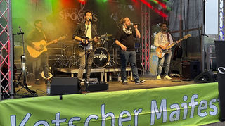 Die "Twisted Spoons" rockten die Maifestbühne am Eröffnungsabend.