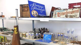 Hier steht ein Teil der umfangreichen Sammlung aus der Schwetzinger Brauereigeschichte.
