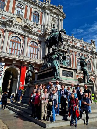 Ein Teil der Gruppe vor dem Palazzo Carignano in Turin, den Parlamentsgebäude des vereinigten Italien.