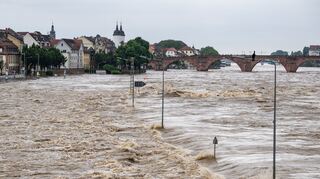 Die Uferstraße in Heidelberg ist vom Neckar überflutet.