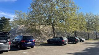 Nach dem Abriss der Rhein-Neckar-Halle in Eppelheim lagert ein Teil des Bauschutts auf dem angrenzenden Parkplatz. Dieser soll im Fundament der neuen Halle wiederverwendet werden.