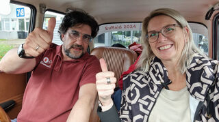 Mit Francesco im Alfa Romeo Giuilia von 1973. Unsere Reporterin freut sich auf die "Spritztour" auf dem Hockenheimring.