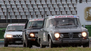 Die Oldtimer fahren auf der Rennstrecke flott hintereinander, es wird nicht überholt. Im Bild: der Alfa Romeo Giulia Super 1.3, der in einer italienischen Krimiserie (kleines Foto) zu sehen war.