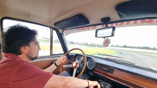 Francesco lenkt konzentriert seinen Alfa Romeo Giulia über den Hockenheimring. Ein Highlight für ihn und sicher auch den Wagen, Baujahr 1973.