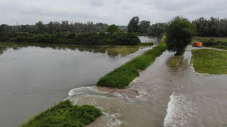 Nahe der Teufelsbrücke in Verlängerung der Mühlgasse ist die Deichkrone inzwischen überspült – das Wasser ergießt sich seit Montagmorgen in die Wiesen.