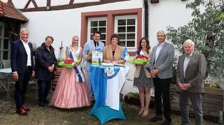 Eintrag ins Goldene Buch der Gemeinde: Karl Klein (v.l.), Sabine Petzold, Erdbeer- und Spargelprinzessin Kim I., Bürgermeister Stefan Weisbrod, Regierungspräsidentin Sylvia M. Felder, Marina Schneider, Stefan Hildebrandt und Peter Schell.