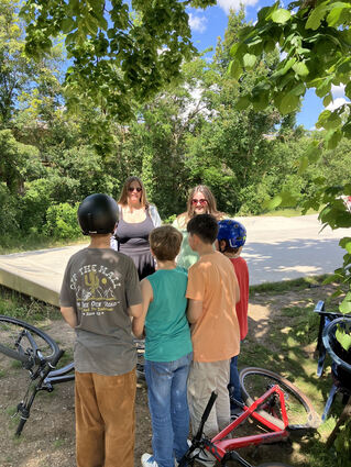 Bildunterschrift: Lena Hagen (l.) und Hanna Bühler im Gespräch mit Jugendlichen am Skatepark.