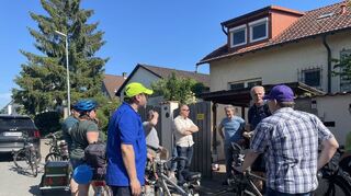 Der Altlußheimer Gemeinderat Holger O. Porath (gelbe Mütze) stellt die Pläne für eine Geschwindigkeitsbeschränkung auf 30 Stundenkilometer in der Kirschenstraße vor. Ein Anliegen, das mit den Anwohnern der Straße rege diskutiert wurde.