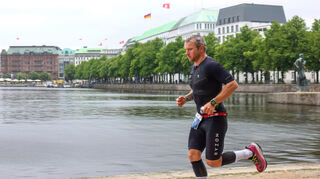 Triathlet Dirk Oswald aus Oftersheim auf der Laufstrecke an der Binnen-Alster