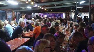 Auch bei der 45. Auflage des Hähnchenfestes ist wieder Party angesagt und das Festzelt dürfte wieder brechend voll werden.