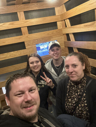 Samia (2.v.l.) mit ihrem Freund Colin und ihren Eltern Volker und Rebecca Schwab