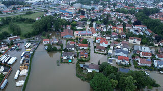 Diese Luftaufnahme zeigt die überschwemmten Straßen und Grundstücke in Schwetzingens oberbayerischer Partnerstadt Schrobenhausen im Landkreis Neuburg-Schrobenhausen.