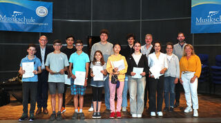 Bei der Ehrung der Preisträger des Landes- und Bundeswettbewerbs von „Jugend musiziert“ in der Musikschule Bezirk Schwetzingen: Philipp Herbold (v.l.), OB Dr. René Pöltl, Laurin Stieger, Kenno Recker, Janis Stieger, Helena Mayer Watts, David Burik, Wanwen Winnie Huang, William Corbett, Emily Corbett, Michael Quast, Elea Steinbrück, Barbara Obert, Stefan Knust und Elena Spitzner.