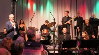 Bürgermeister Dr. Ralf Göck kündigt den Auftritt vom „Rhein Neckar Jazz Orchester“ im Kulturtreff der Weixdorfer Partner-gemeinde, dem „Dixie Bahnhof“, dem Publikum an. Der Auftritt dort war der Abschluss einer Tour der Mitglieder des Kreistags des Rhein-Neckar-Kreises durch drei Länder.