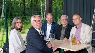 Beim geselligen Grillfest in Weixdorf feiern unter anderem Landrat Stefan Dallinger (v. l.) Bürgermeister Dr. Ralf Göck, Ortsvorsteher Gottfried Ecke und der Dresdener Bürgermeister Jan Pratzka.