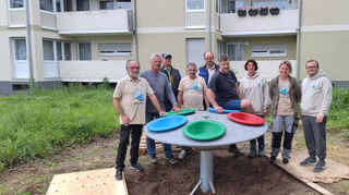 Die Ahrschipper um Joe Herrmann (4. v. l.) sind nach wie vor im Flutgebiet von 2021 im Einsatz. Hier helfen sie am 1. Juni, in Bad Neuenahr-Ahrweiler einen Kinderspielplatz wieder herzurichten.