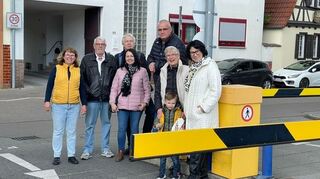 Die Schwetzinger Freien Wähler an der Schranke beim Alten Messplatz: Elfriede Fackel-Kretz-Keller (v. l.), Gerald Sams, Karl Rupp, Andrea Rung, Carsten Petzold, Cornelia Hertlein mit Ben und Elke Ackermann-Knieriem.
