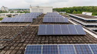 Photovoltaik-Anlagen sollten laut der Schwetzinger Grünen auch auf Dächern kommunaler Gebäude angebracht werden.