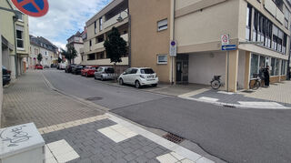 Streitpunkt: Die Clementine-Bassermann-Straße, die nur stadteinwärts befahrbar ist.