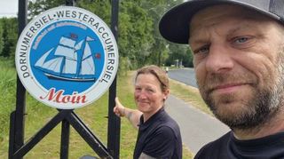 Tanja und Thorsten Krüger bei ihrer ersten Spendentour im vergangenen Jahr nach Dornumersiel in Norddeutschland.