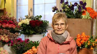 Ingeborg Keller in ihrer Floristikwerkstatt. Hier haben sie und ihr Mann zum dritten Mal Spenden gesammelt.
