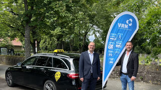VRN-Geschäftsführer Dr. Michael Winnes mit Ismail Imer, der einer der Fahrer des Ruftaxis ist, am Friedhof in Walldorf.
