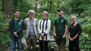 Mario Witzgall (v .l.), Prof. Dr. Hartmut Troll, Patricia Alberth, Ludwig Kandzia und Sandra Moritz informieren über den Zustand der Mäume im Schlossgarten.