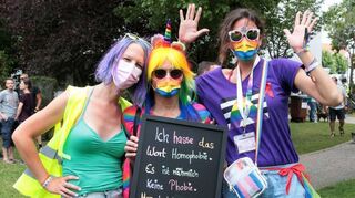 Ilka Kaufmann(v .l.), Noemi Tretter und Nathalie Falkner bei der Dorfpride 2021 in Oftersheim mit einem klaren Statement.