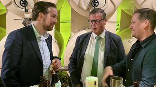 Landtagsabgeordneter Andreas Sturm und Landwirtschaftsminister Peter Hauk besuchen die Welde Braumanufaktur und wurden von Geschäftsführer Max Spielmann begrüßt.