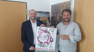 Bürgermeister Pascal Seidel (v. l.) und Kulturamtsleiter Guido Hillengaß freuen sich auf das erste Weintasting. Nehmen es die Oftersheimer gut an, könnte daraus eine regelmäßige und auch größere Veranstaltung werden.