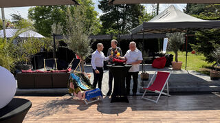 Genießen den Frühsommer im Loungebereich (v. l.): „Peperoncino“-Gastwirt Flavio Assenza, Bürgermeister Dr. Ralf Göck und der Vorsitzende der Kleintierzüchter Gerhard Zirnstein.