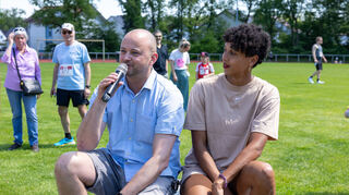 Malaika Mihambo mit Bürgermeister Pascal Seidel beim Oftersheimer HardtRun. Die Weltklasseathletin des TSV ist regelmäßig in der Jahnstraße zu Gast – auch, um zu trainieren.