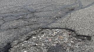 Schlaglöcher von erheblicher Größe wie hier in der Mannheimer Straße säumen sich auf den Verkehrswegen der Enderlegemeinde.