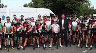 Start zur „Tour de Commercy“: OB Marcus Zeitler (im Anzug) und Matthias Stier (2. v. r.) verabschieden die 40 Radfahrer von ASG Tria und Freundeskreis.